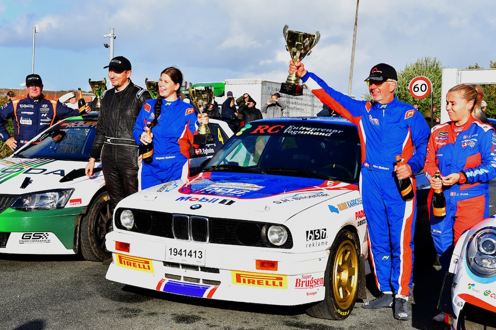 Vinderne af årets Au2parts Rally Sønderjylland, Kim og Emilie Boisen i mål med deres blå-hvide BMW M3 ved EUC Syd på Lundsbjerg Industrivej i Aabenraa.
(Foto: Morten Dam - autoMOTIV/specialpress)
